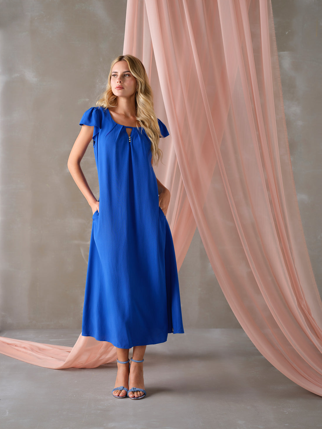 Vestido "Azul Versátil" com Decote Redondo