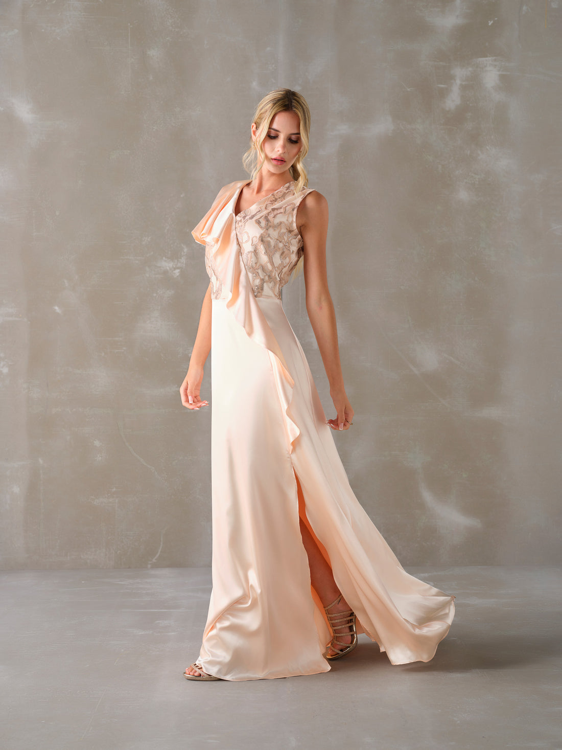 Vestido "Encanto do Entardecer" em Cetim com Renda