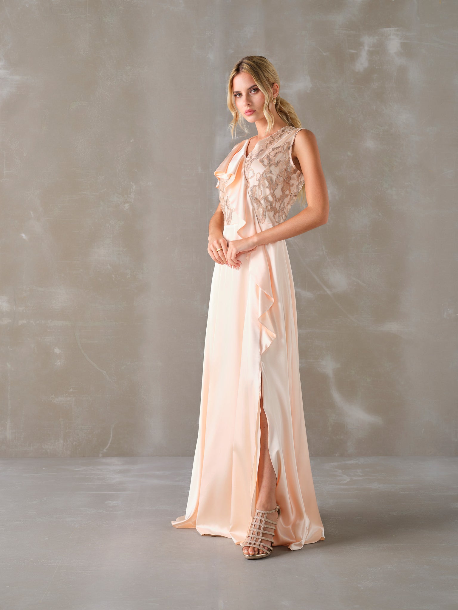 Vestido "Encanto do Entardecer" em Cetim com Renda