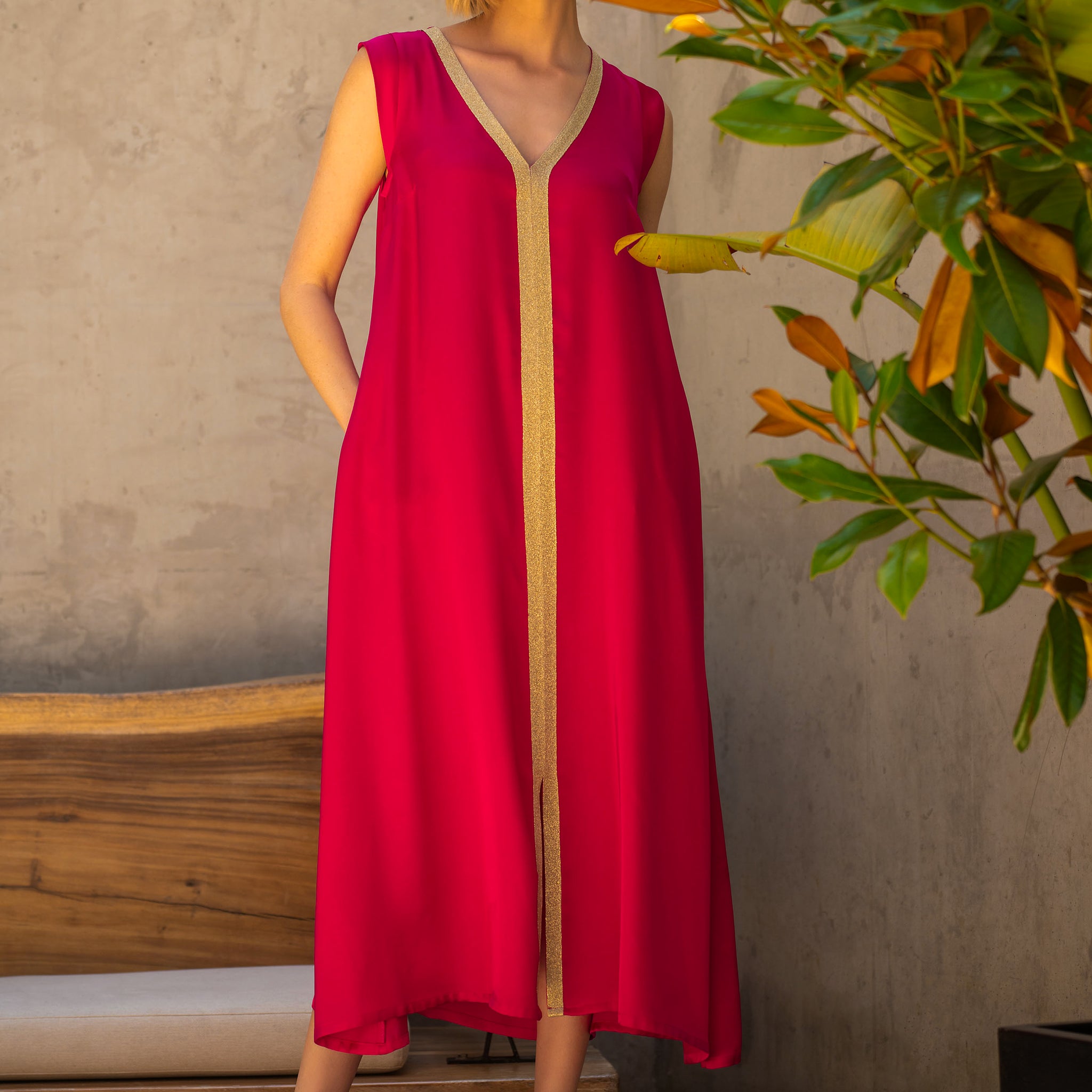 Vestido Fúcsia Scusi com Detalhe Dourado – Elegância sem esforço